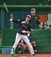 フリー打撃で打球を見つめる大谷。後方は鈴木（撮影・飯室逸平）