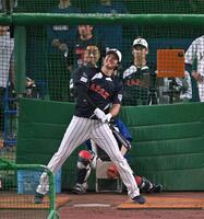 フリー打撃で打球を見つめる大谷（撮影・飯室逸平）