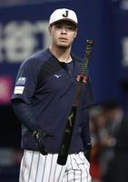 打撃練習を終え、引き上げる佐藤輝（撮影・伊藤笙子）