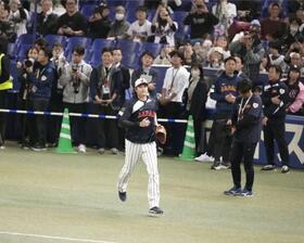 　ＷＢＣ日本代表と中日の壮行試合前、練習に向かう大谷翔平＝２７日、バンテリンドームナゴヤ