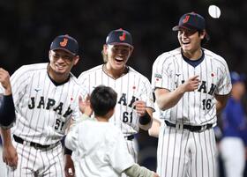 セレモニー中笑顔を見せる（左から）鈴木、山本、大谷（撮影・伊藤笙子）