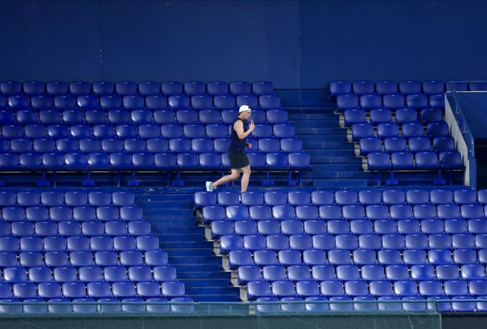 バックスクリーンを走る菊池雄星（撮影・伊藤笙子）