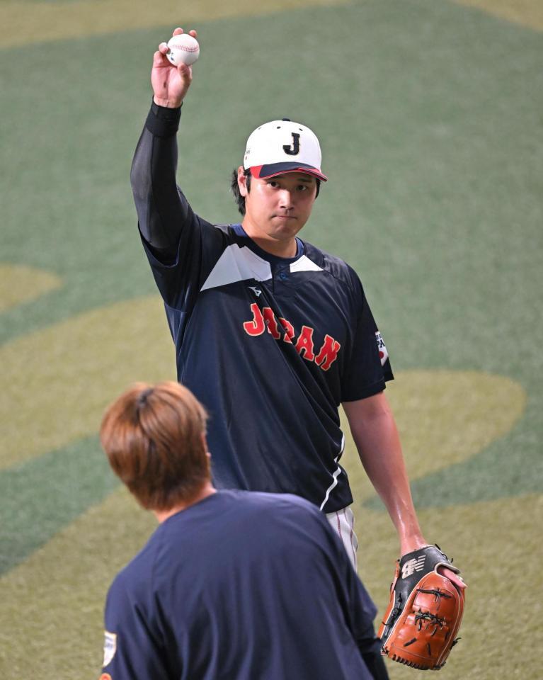 キャッチボールの合間に高橋宏と話す大谷（撮影・飯室逸平）