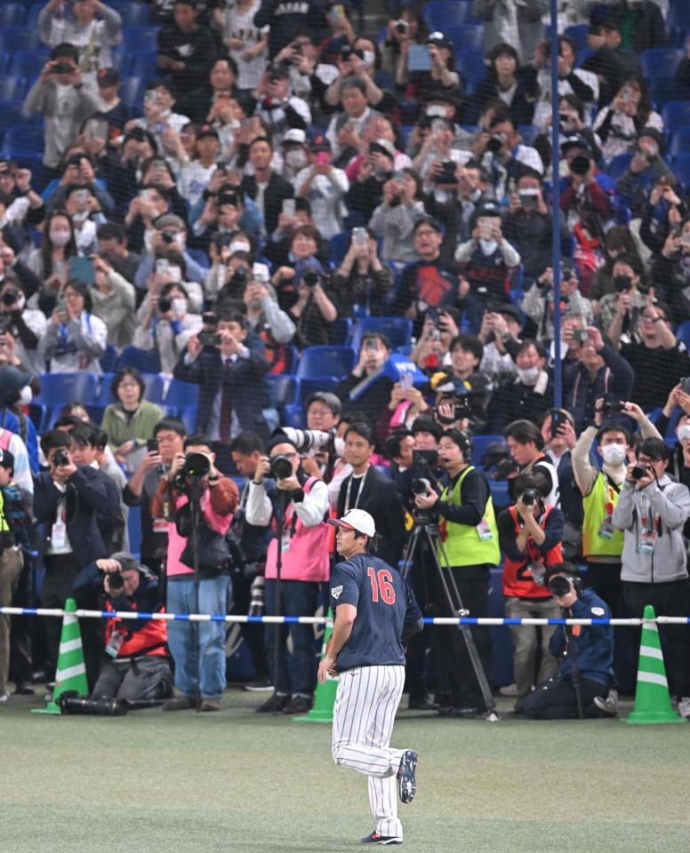 大谷の動きにファンも大注目！？（撮影・飯室逸平）