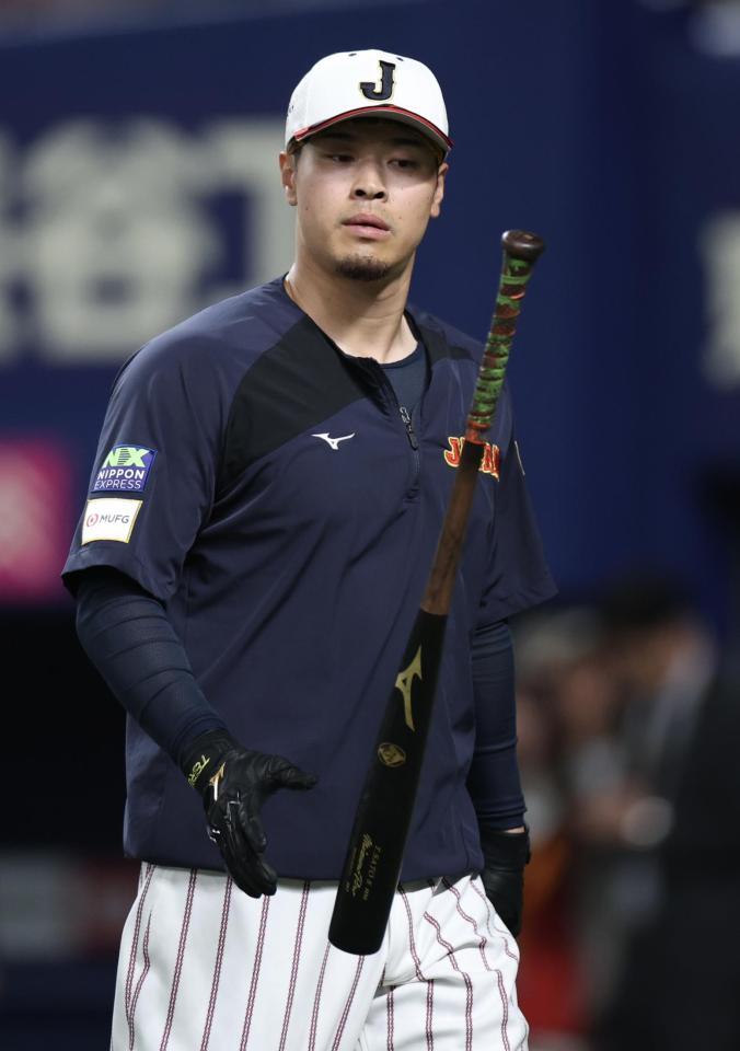 打撃練習を終え、引き上げる佐藤輝（撮影・伊藤笙子）