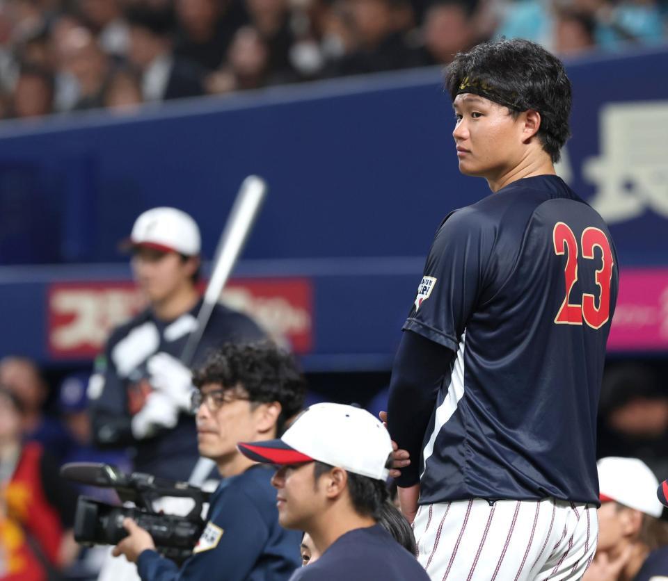 大谷（左奥）らＭＬＢ組の打撃練習を見つめる森下（撮影・伊藤笙子）
