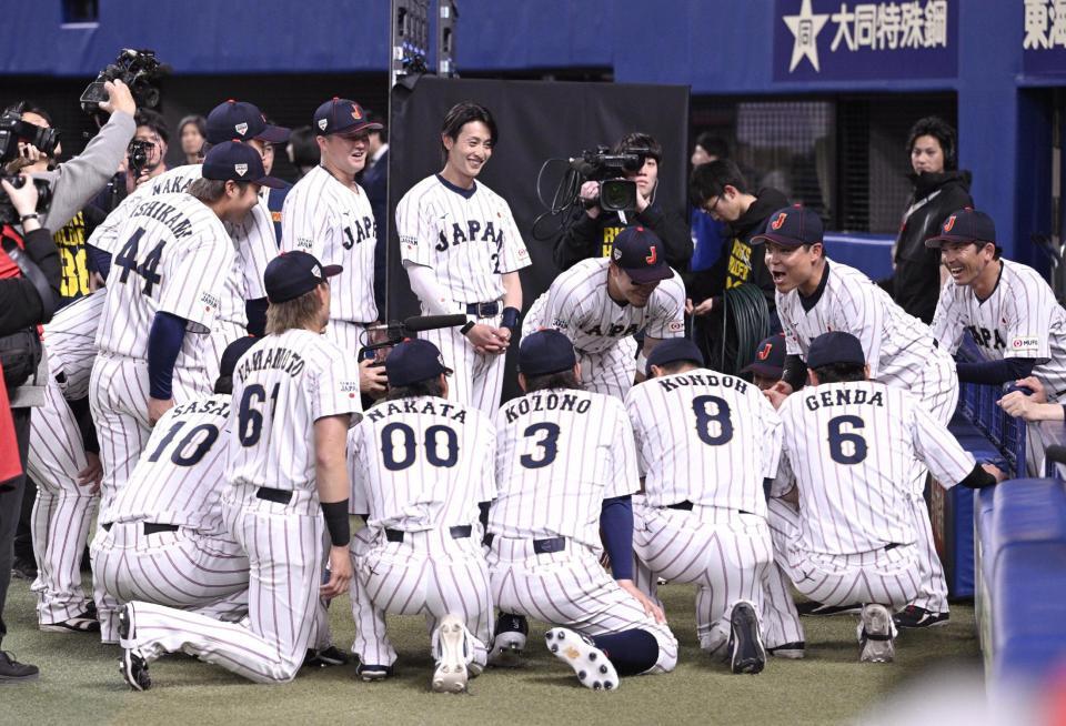 　試合前に円陣を組む日本代表の選手ら