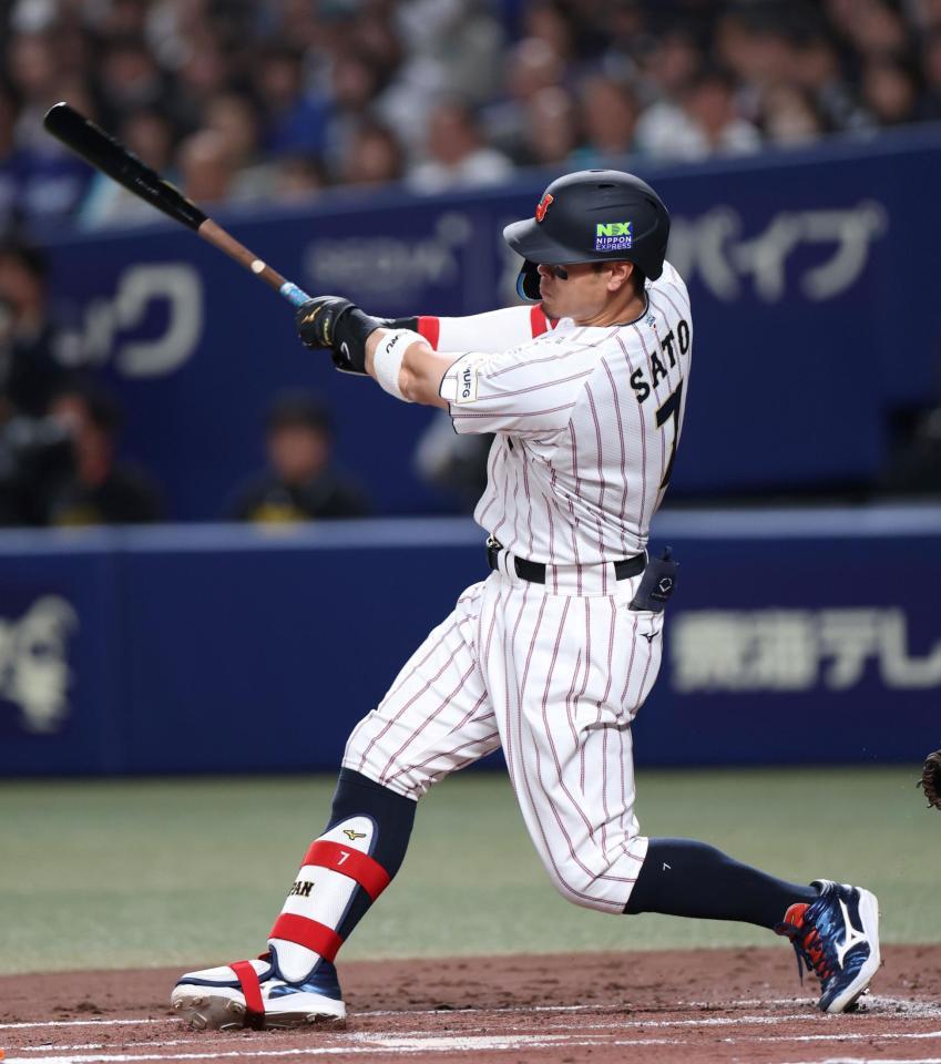 右越え３ランを放つ佐藤輝（撮影・伊藤笙子）