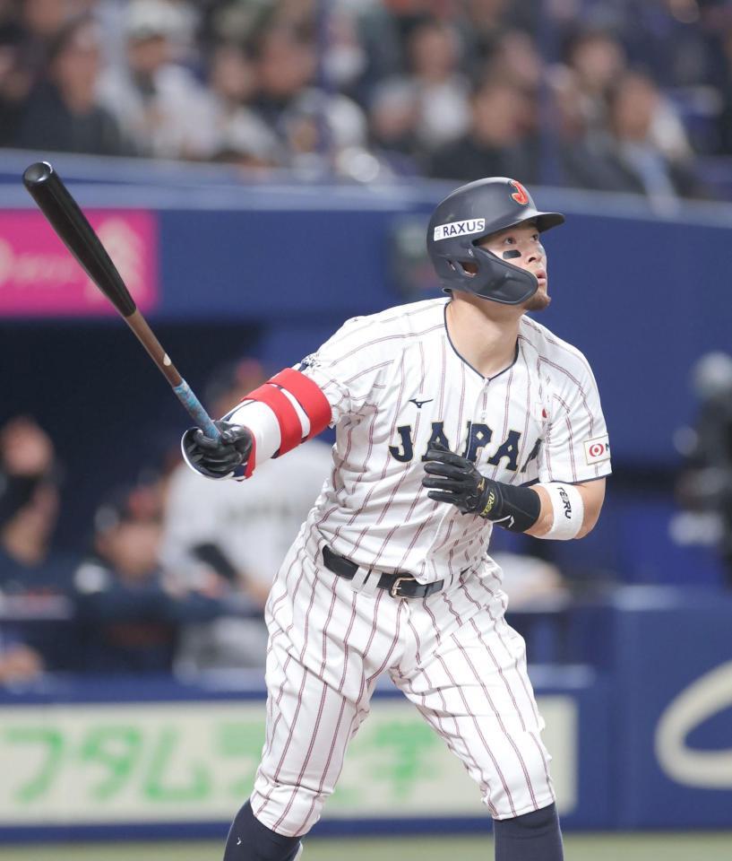 先制３ランを放つ佐藤輝（撮影・西岡正）