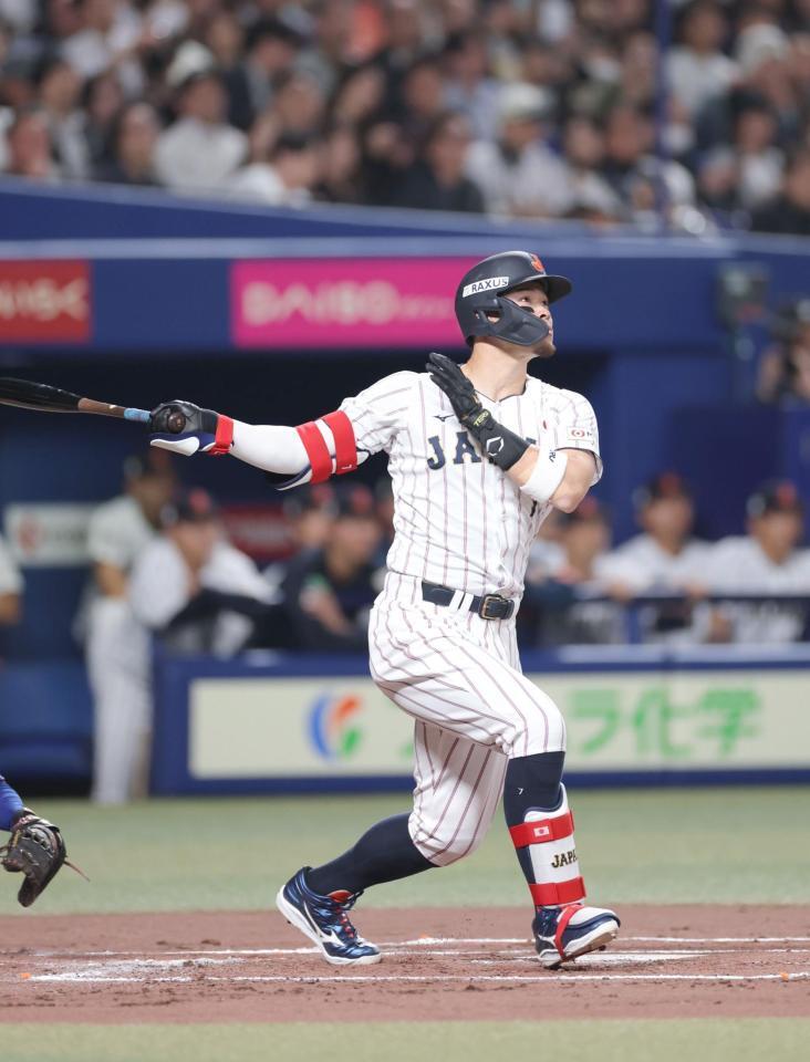 先制３ランを放つ佐藤輝（撮影・西岡正）