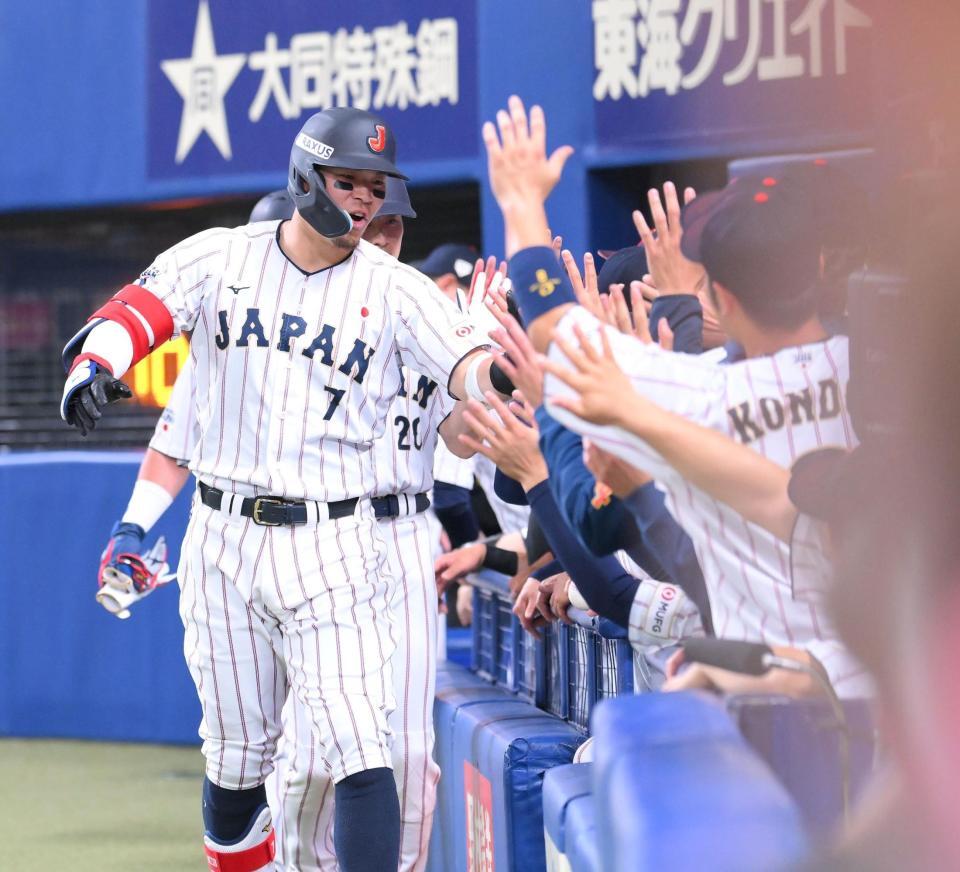 右越え３ランを放ち、ナインに迎えられる佐藤輝（撮影・伊藤笙子）