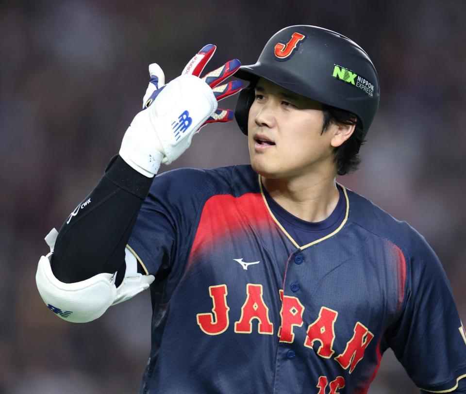 ２回、右越え満塁本塁打を放ち、ポーズを決める大谷＝６日