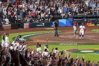 ５回、２ランを放ったシュワバー（右端）＝ゲッティ＝共同