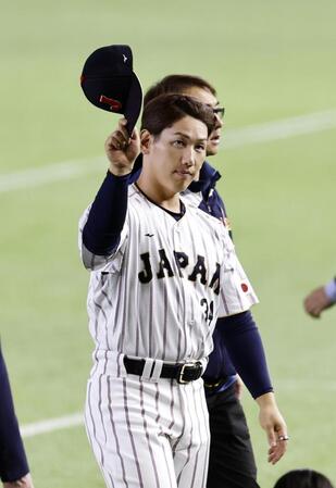 　オーストラリアに勝利し、スタンドの歓声に応える吉田