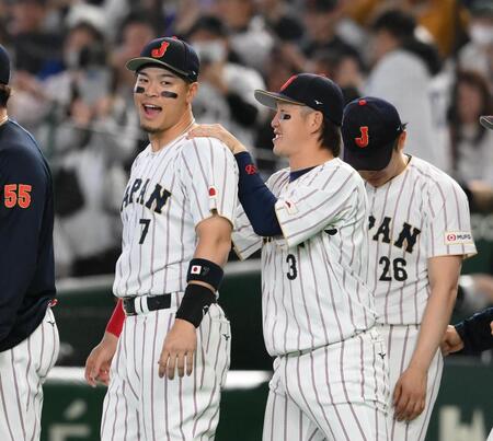 ９回、勝利を決めて小園（右）に肩をもまれる佐藤輝（撮影・堀内翔）