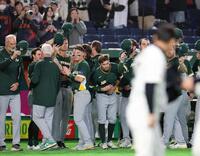 日本代表に敗れ、整列するオーストラリアの選手たち