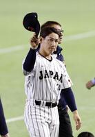 　オーストラリアに勝利し、スタンドの歓声に応える吉田