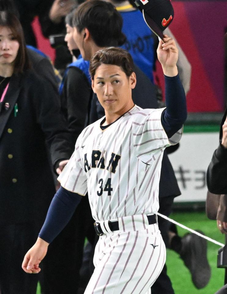 ヒーローインタビューを終えファンに向かって手を振る吉田（撮影・冨永豊）