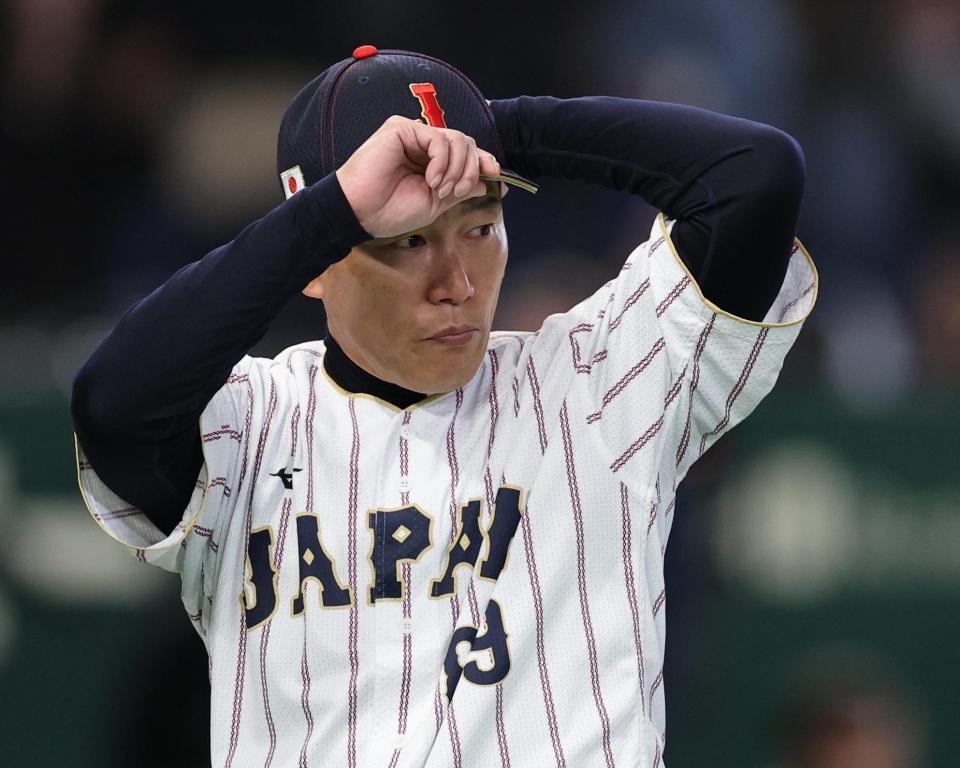 オーストラリアに勝利し整列へ向かう井端監督　※※　＝東京ドーム