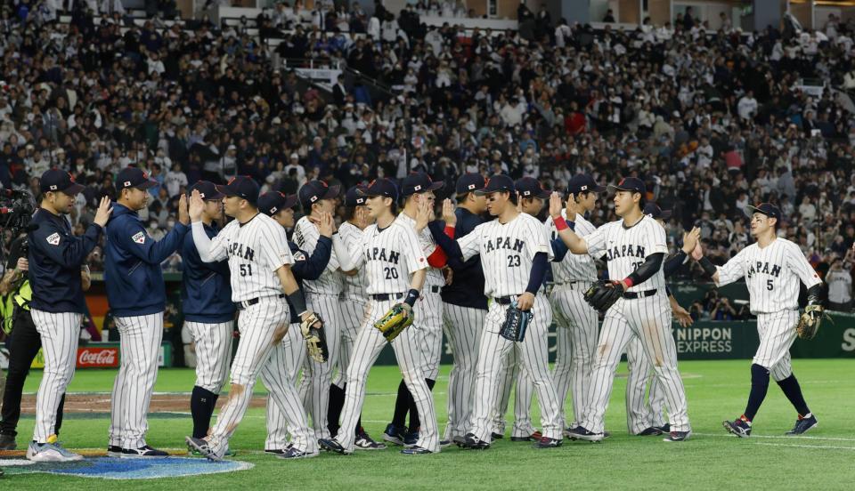 　オーストラリアに勝利して１次リーグＣ組１位通過を決め、タッチを交わす日本代表の選手たち