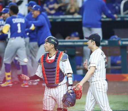 ７回、二塁けん制の悪送球で追加点を与えた種市（右）。捕手若月＝マイアミ