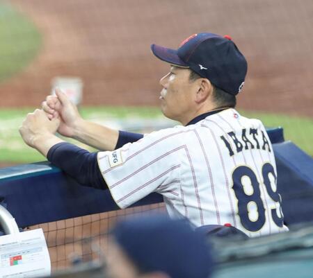 ７回、追加点を奪われベンチで厳しい表情の井端監督