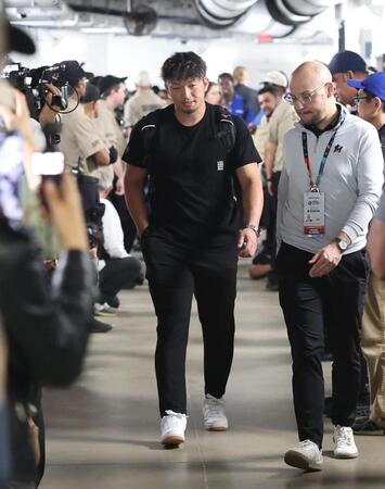 足を引きずりながら歩く鈴木＝マイアミ