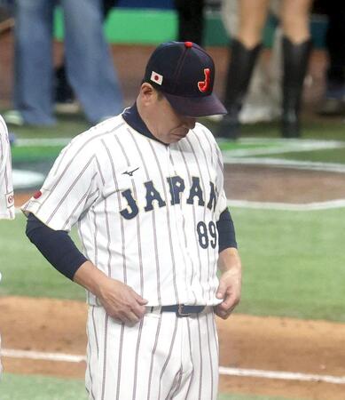 ベネズエラに敗れ、整列する井端監督