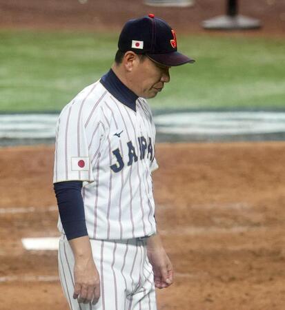 ベネズエラに敗れ、厳しい表情の井端監督