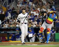 　７回、見逃し三振に倒れた大谷（共同）