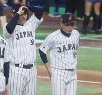ベネズエラに敗れ準々決勝で敗退、整列する井端監督（右）ら