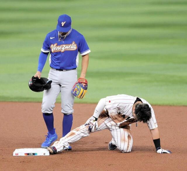 侍J激震 鈴木が足を痛めて緊急交代