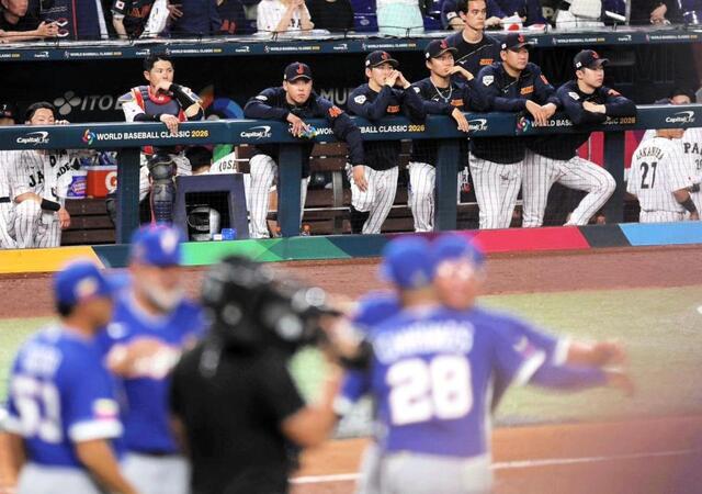 侍Ｊ近藤ベンチ前で頭抱え立ち尽くす