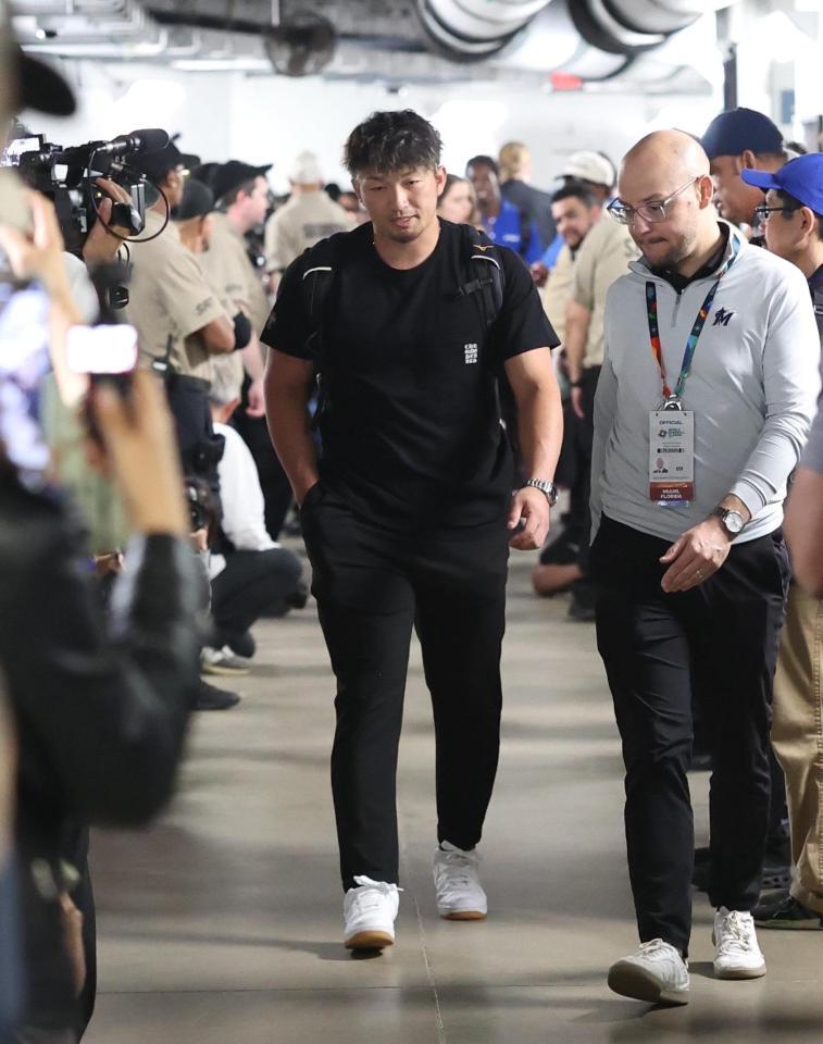 足を引きずりながら歩く鈴木＝マイアミ