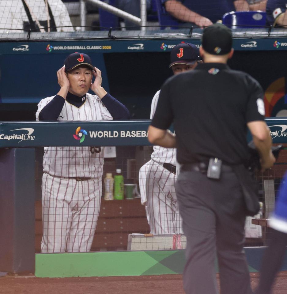 ７回、大谷への打撃妨害疑いでリクエストを要求する井端監督（撮影・伊藤笙子）