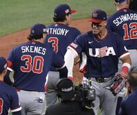 決勝進出を決め、スキーンズ（左）と喜ぶアメリカ・ジャッジ（撮影・伊藤笙子）