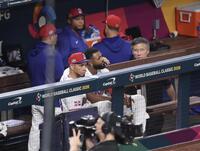 決勝進出を逃し、ベンチで呆然とするドミニカ・カミネロ（撮影・伊藤笙子）