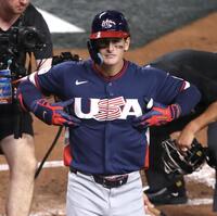 ３回、勝ち越しソロを放ち、胸のロゴを見せるアメリカ・アンソニー（撮影・伊藤笙子）