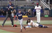 ３回、マルテの右前打で三塁を狙うもアウトになるドミニカ・タティスＪｒ．（撮影・伊藤笙子）