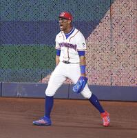 ５回、アーロン・ジャッジの大飛球を好捕し、ほえるドミニカ・ロドリゲス（撮影・伊藤笙子）