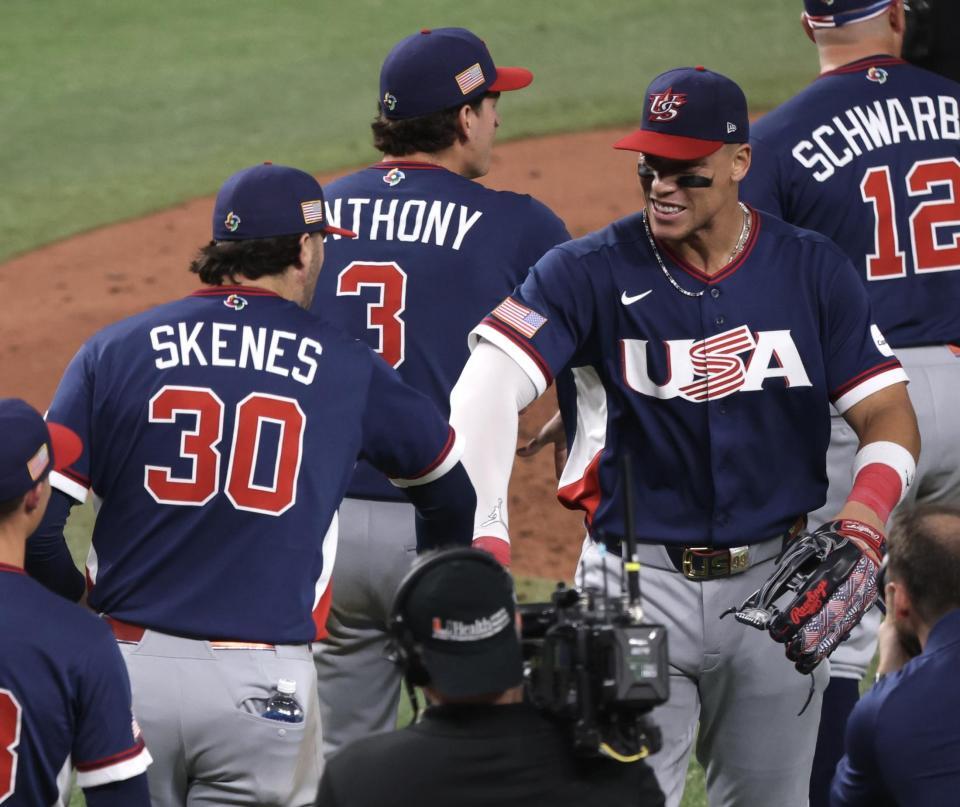 決勝進出を決め、スキーンズ（左）と喜ぶアメリカ・ジャッジ（撮影・伊藤笙子）