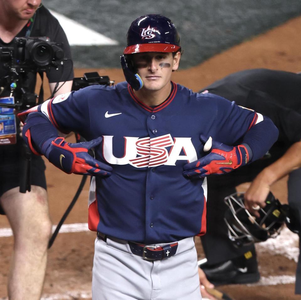 ３回、勝ち越しソロを放ち、胸のロゴを見せるアメリカ・アンソニー（撮影・伊藤笙子）