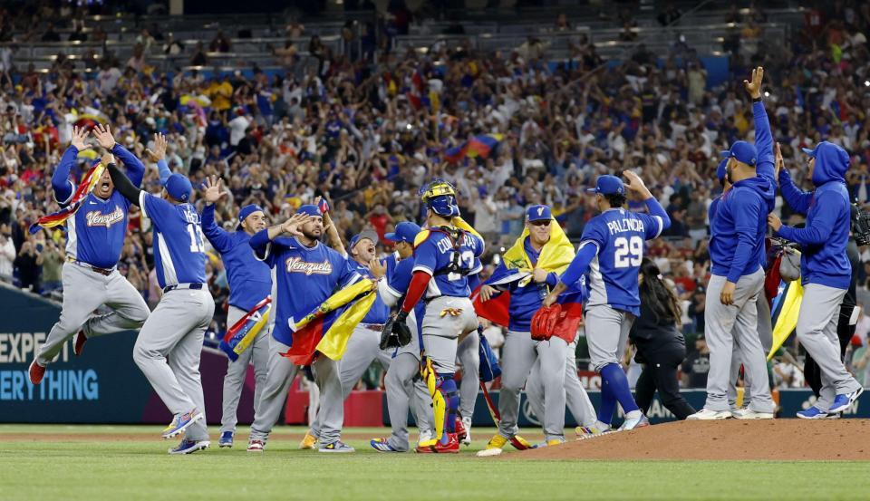 　イタリアに勝利して決勝進出を決め、喜ぶベネズエラの選手ら