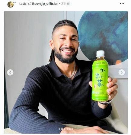 　おーいお茶をＰＲするタティス。タティスのインスタグラム（ｔａｔｉｓ）より 