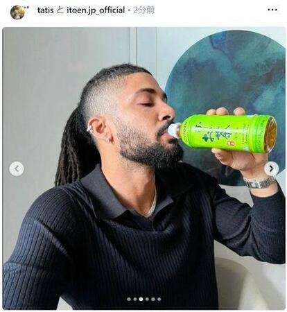 　おーいお茶を飲むタティス。タティスのインスタグラム（ｔａｔｉｓ）より 