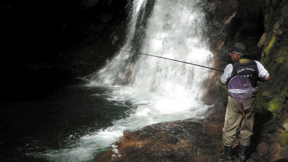 ２段の流れを見せる宮司の滝。その上段の滝つぼを釣る