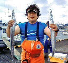 良型タチウオ２５匹の好釣果をあげて竿頭になった佐野充寿さん