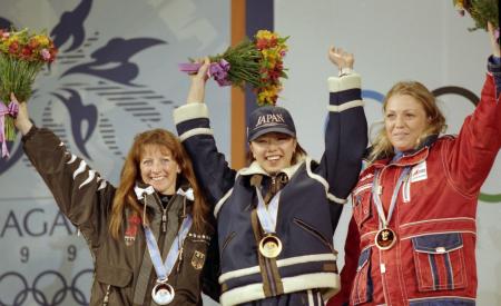 　９８年２月、長野五輪フリースタイルスキー女子モーグルで金メダルを獲得し、表彰台で笑顔を見せる里谷多英