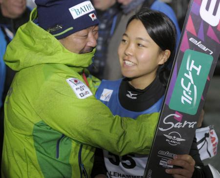 　ジャンプ女子のワールドカップで優勝した高梨沙羅（右）を祝福する渡瀬弥太郎チーフコーチ＝２０１２年１１月、リレハンメル（共同）