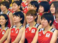 新主将に就任し笑顔を見せる木村(中央)